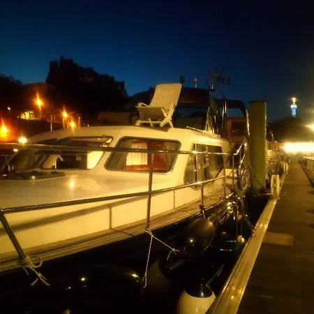 Almiranta Πλωτό κατάλυμα